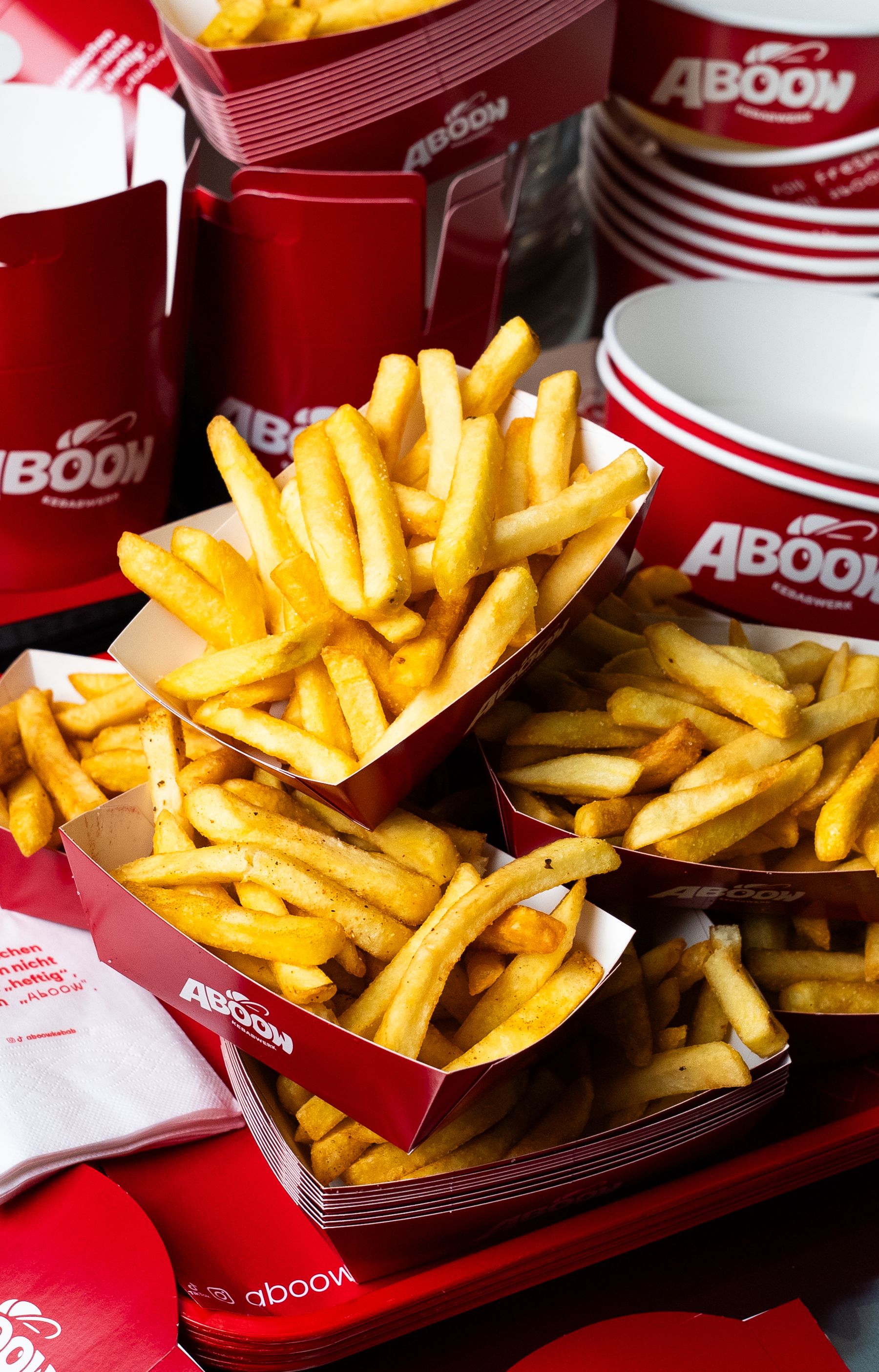 Aboow-Pommes in roten Schalen auf dem Tablett